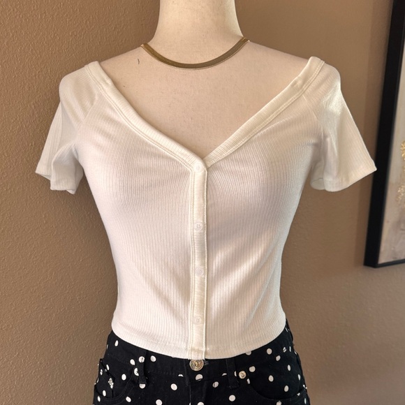 White ribbed faux button crop top - Picture 4 of 6